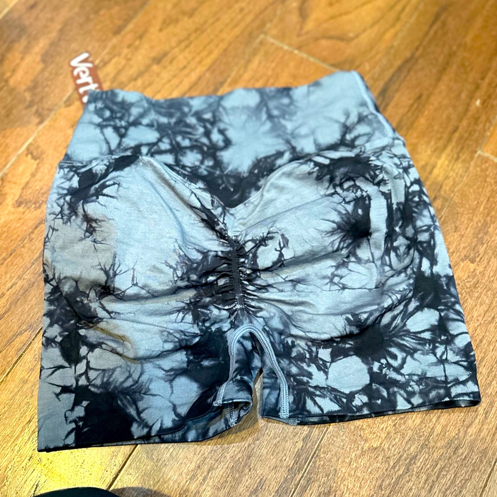 Vertvie Black Gray Tye Dye Butt Enhance Shorts Women’s Size Medium NWT